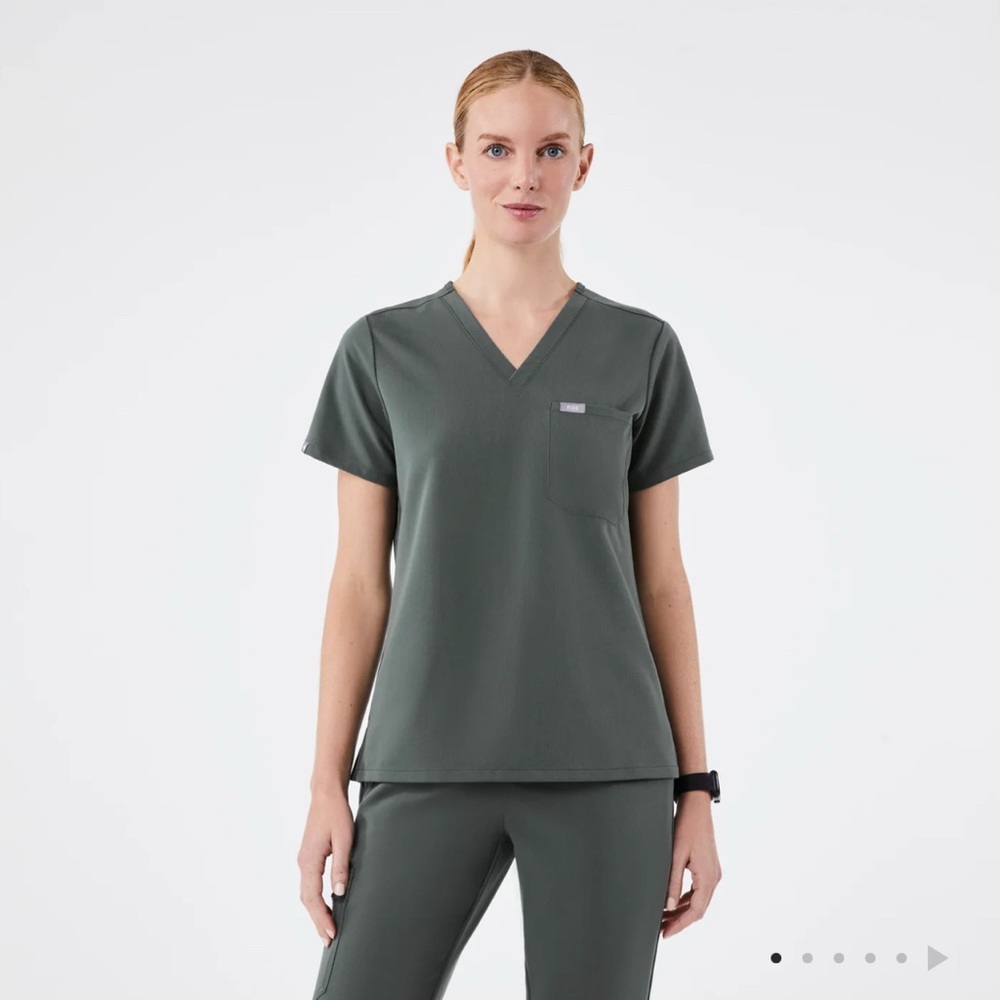 Figs: Catarina One-Pocket Scrub Top - Bonsai